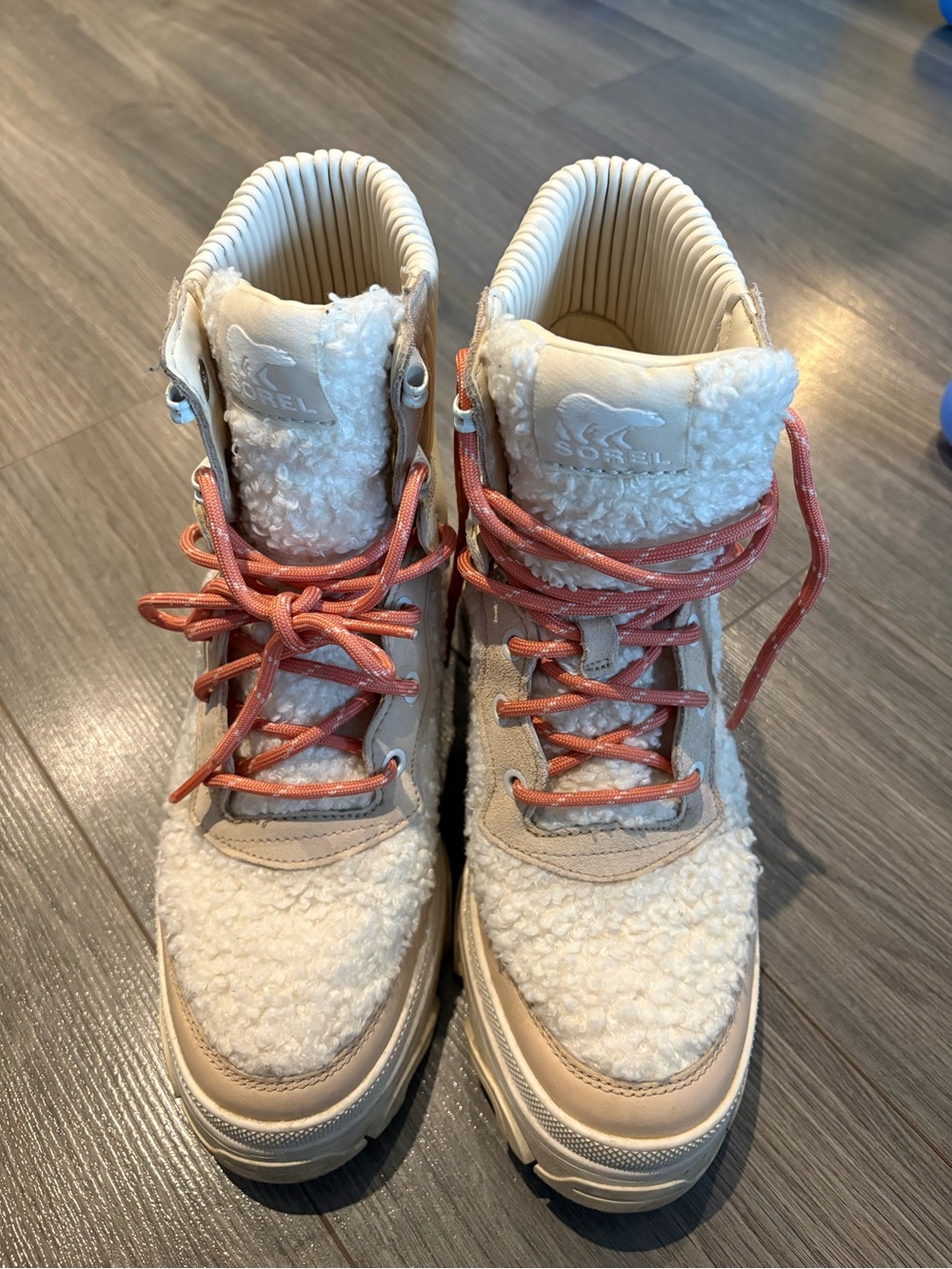 Super stylish Sorel Cream Sherpa Boots with Coral Laces